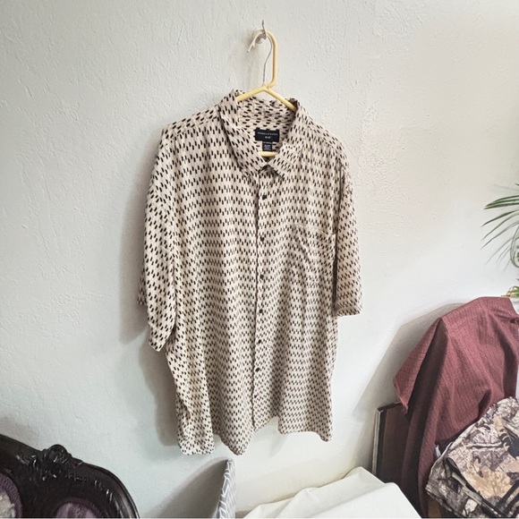 Patterned Button-Up Shirt - Picture 6 of 6